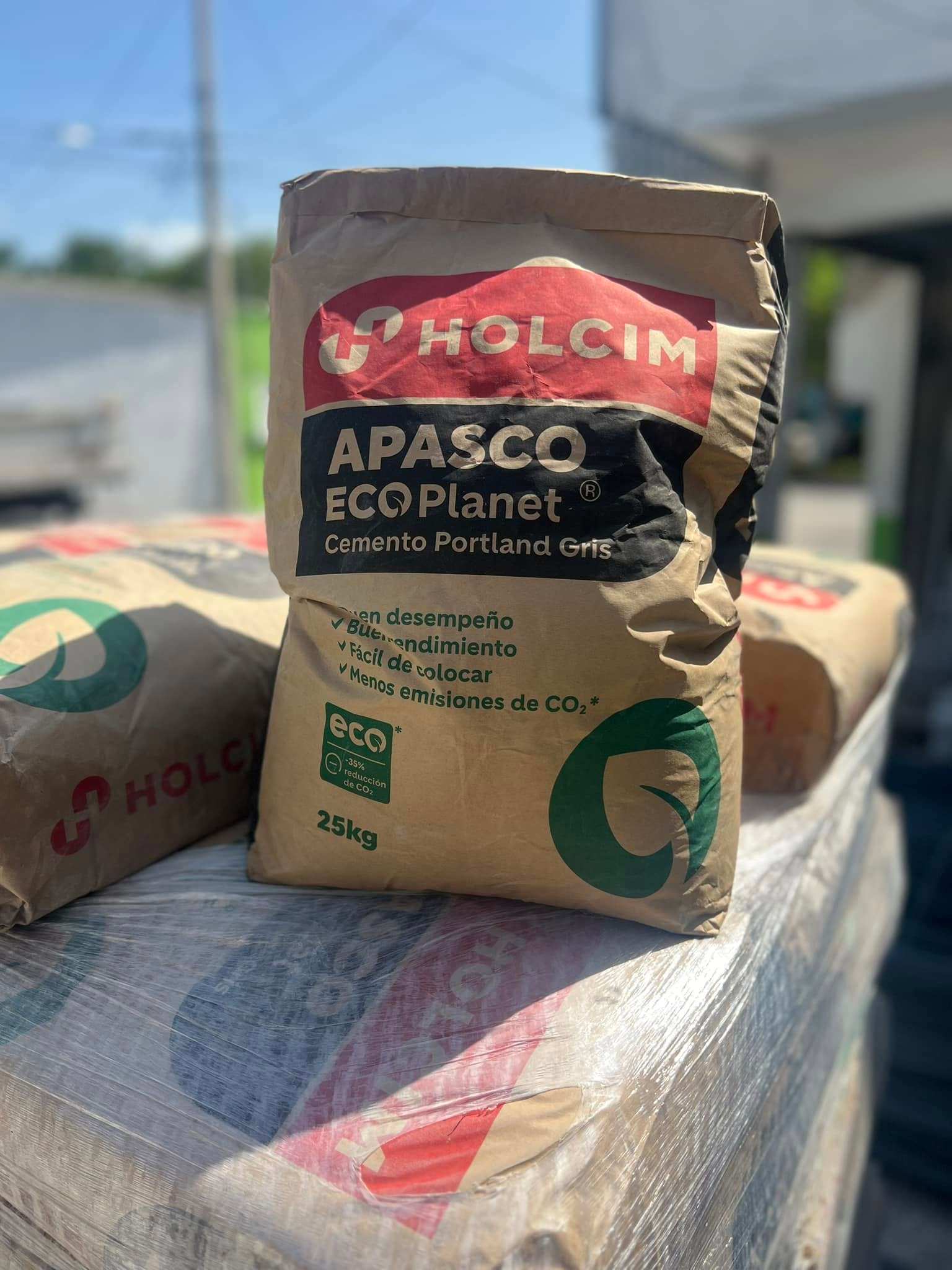 Bulto de cemento Holcim Apasco ECOPlanet de 25 kg sobre una tarima